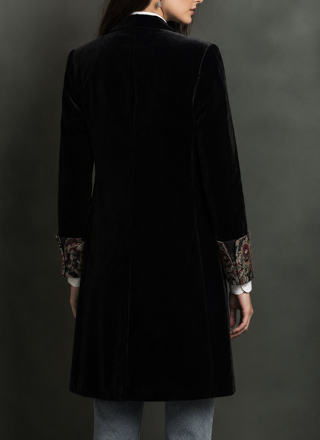 Léontine | Blazer Negro Entallado con Diseño Barroco