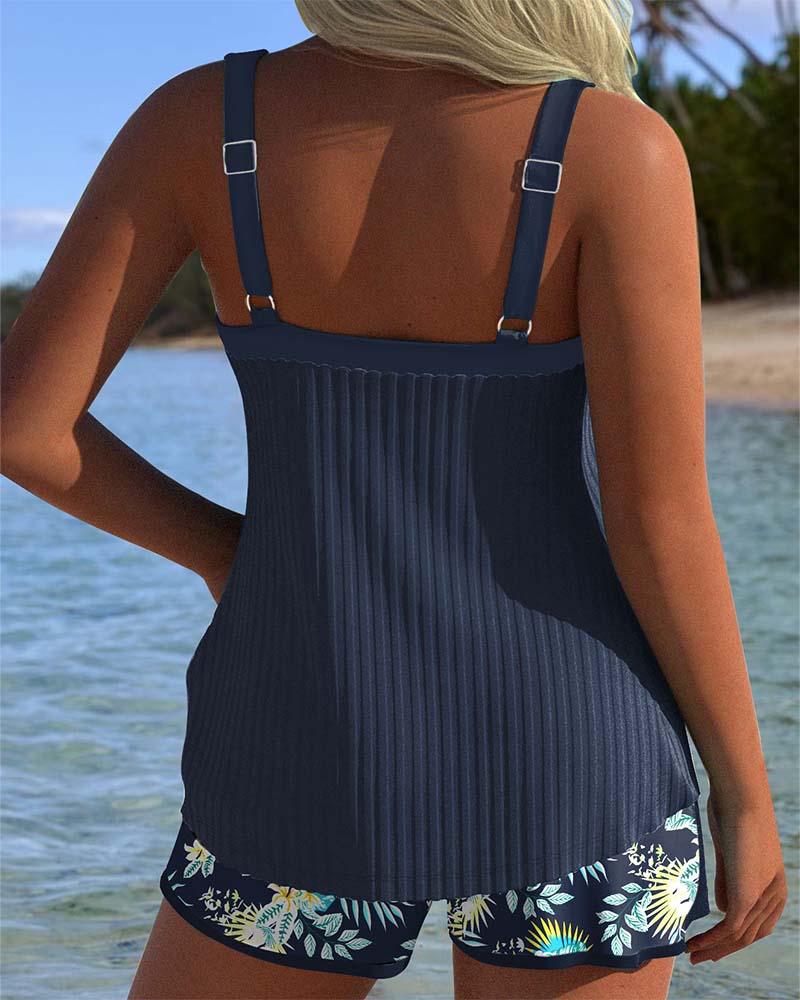 CORAL | TRAJE DE BAÑO DE RAYAS CON SHORT DE PLAYA